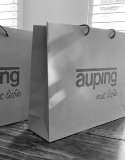 De pay-off ‘Auping, met liefde’ willen we voelen in alles wat Auping doet. In haar producten, in de service naar gasten in de Auping Stores.
